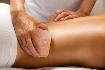 Massage mit warmen Salzsteinen