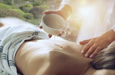 Aromaöl auf dem Rücken bei einer KerzenMassage