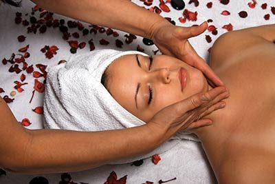 Lockerung der Muskulatur bei der Gesichtsmassage