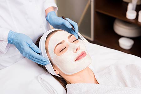 proffesionelle Gesichtsbehandlung mit Maske und Hyaluron