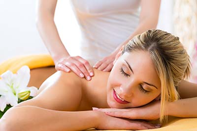 Kundin bei einer entspannnten Massage