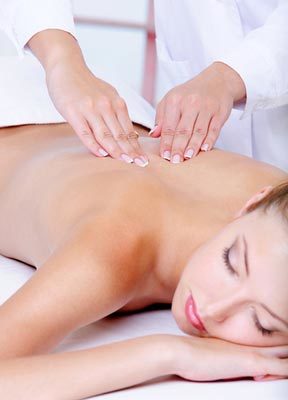 Kundin bei intensiver Rücken- und Nackenmassage