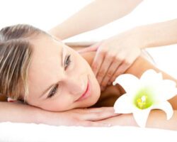Kundein entspannt bei der Massage
