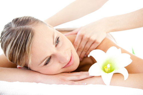 Kundein entspannt bei der Massage